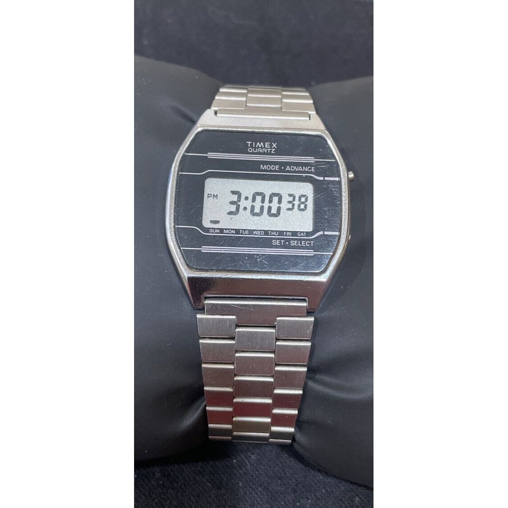 Vintage Timex K-Cell Quartz Silver Tone LCD Digital Men's DDMY Wristwatch Watch